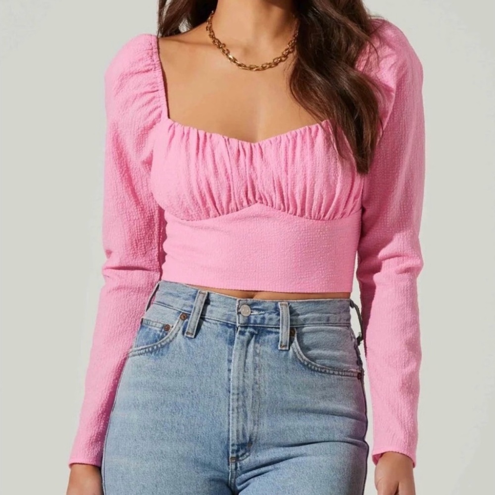 ASTR the Label long sleeve Rouched sweetheart neckline hot pink cropped top